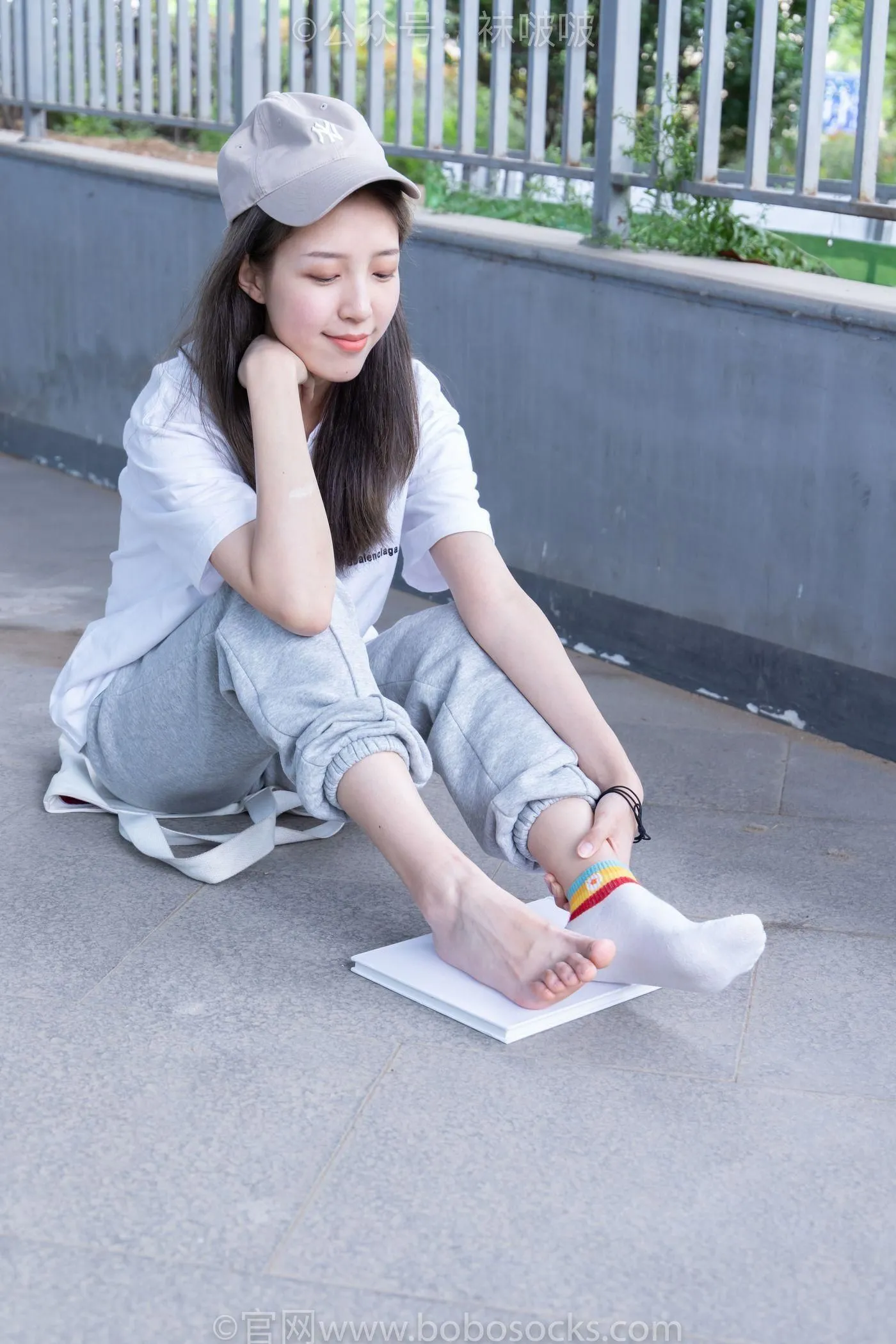 [BoBoSocks袜啵啵]NO.012 泡芙-运动鞋、白棉袜、裸足 [132P]插图6